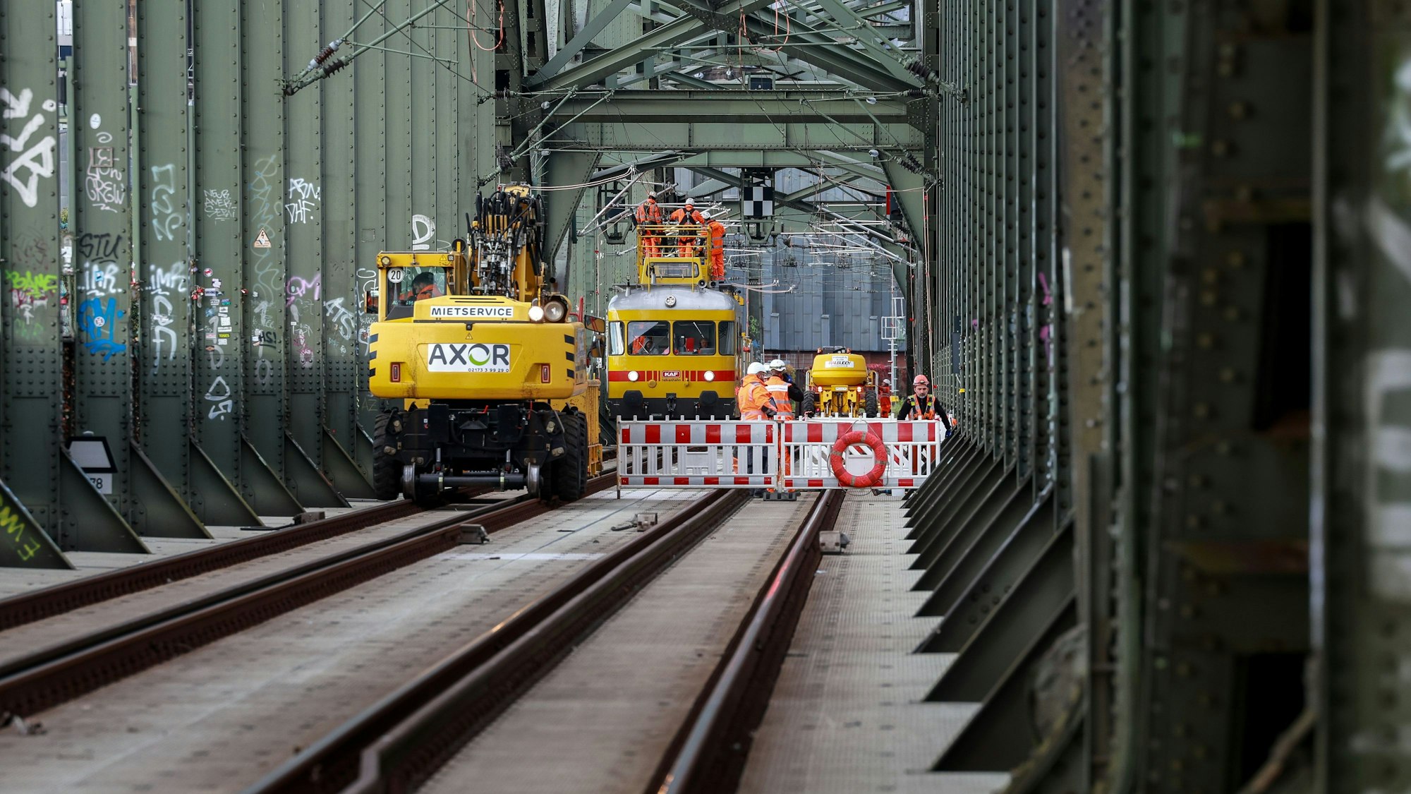 30.09.2024, Köln: Die Deutsche Bahn baut auf der Hohenzollernbrücke neue Signalbrücken für das elektronische Stellwerk.
copyright Michael Bause