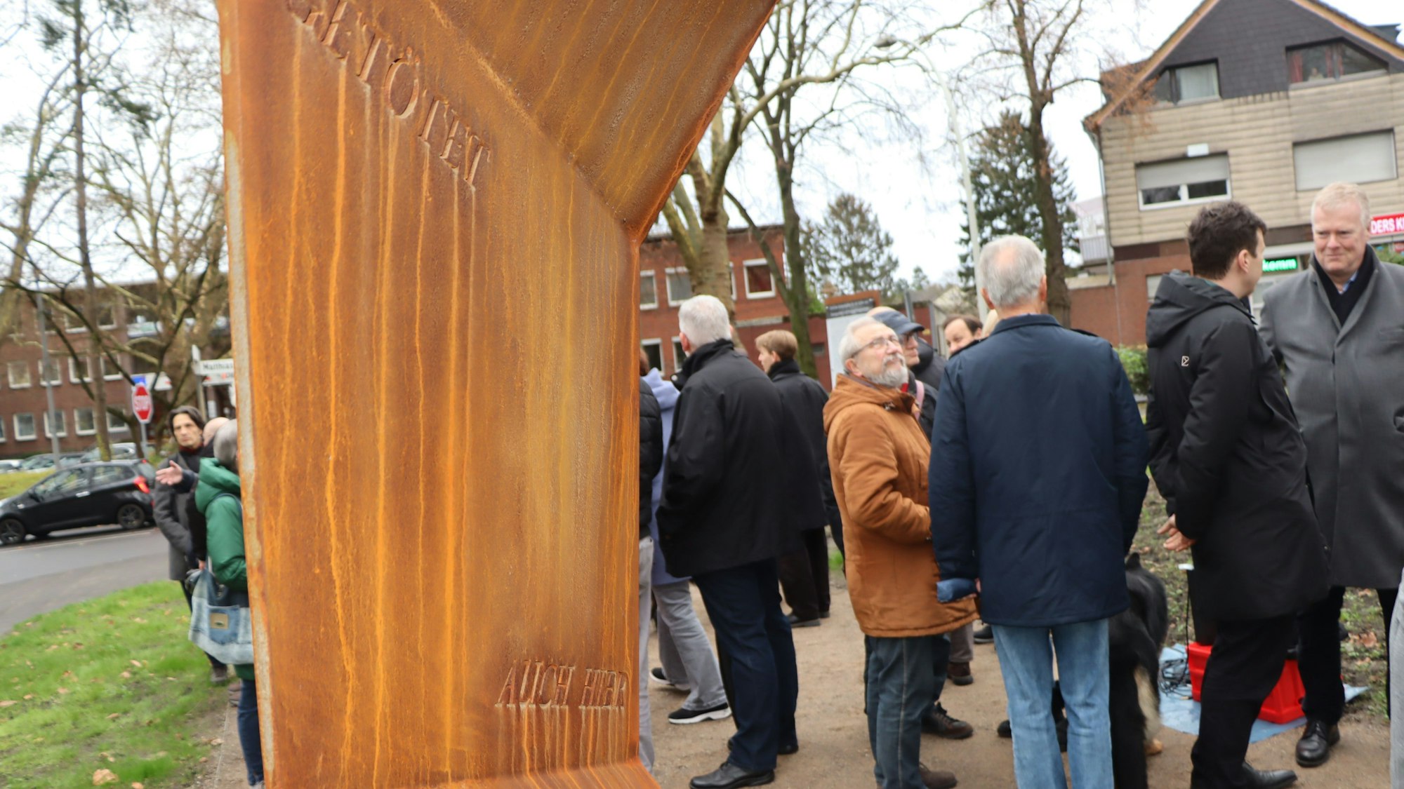 Auf dem Bild sind besucher der Einweihung zu sehen.