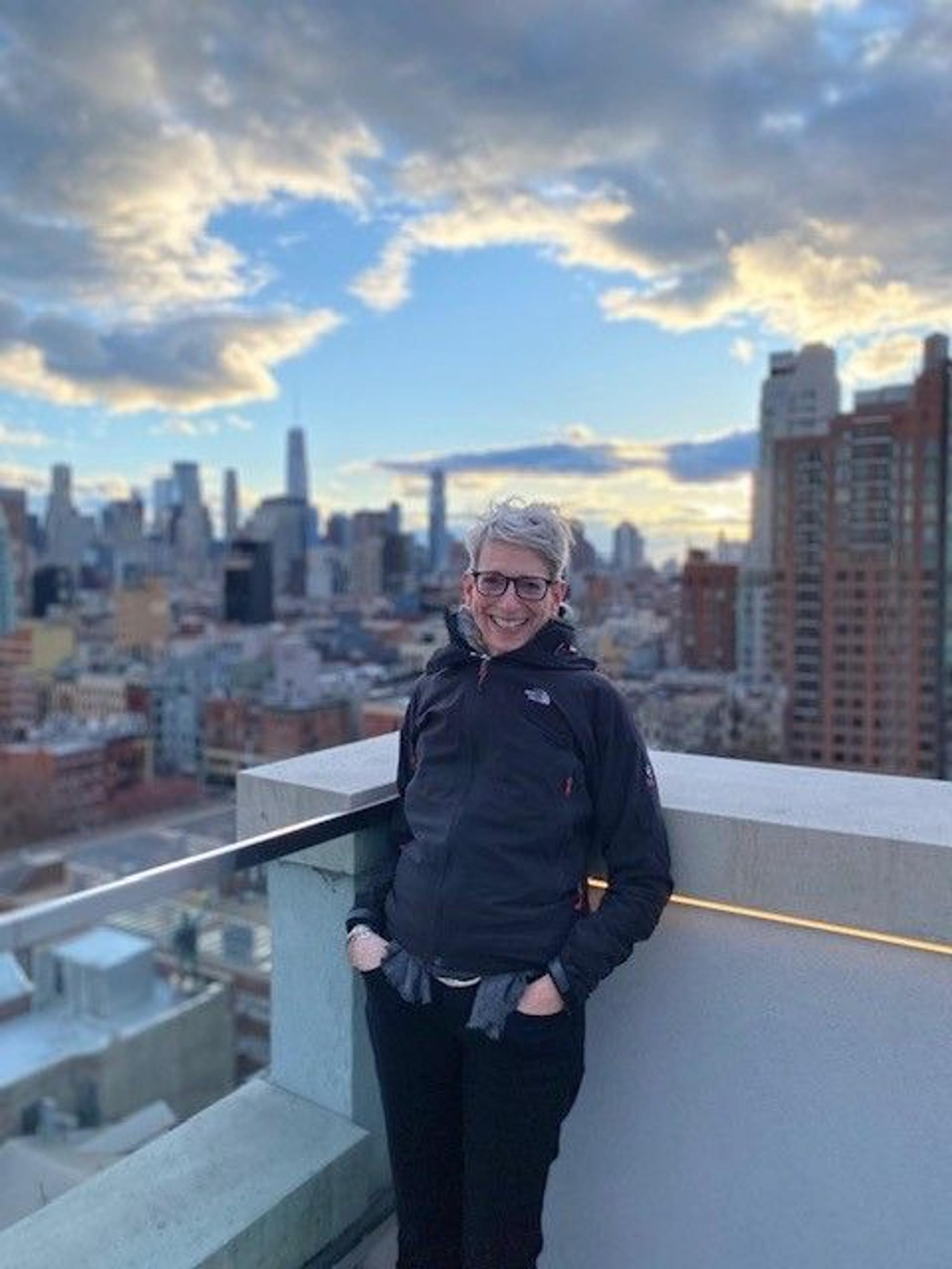 Alwine Fischer vor der New Yorker Skyline.