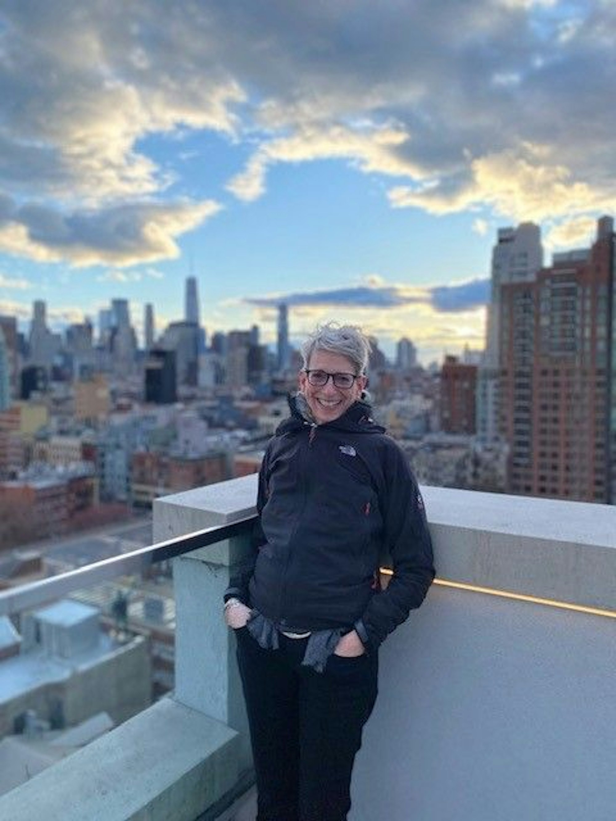 Alwine Fischer vor der New Yorker Skyline.