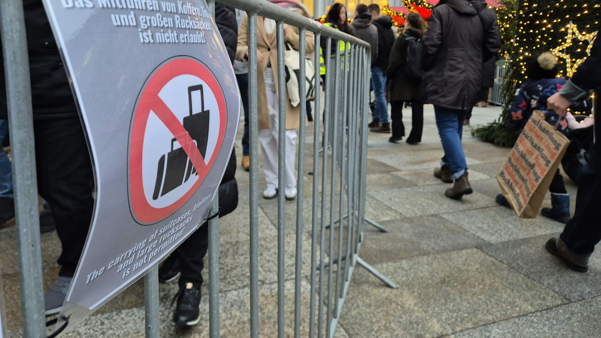 Konsequenz der Ereignisse vom Wochenende: Der Weihnachtsmarkt am Kölner Dom hat Koffer vorerst verboten.