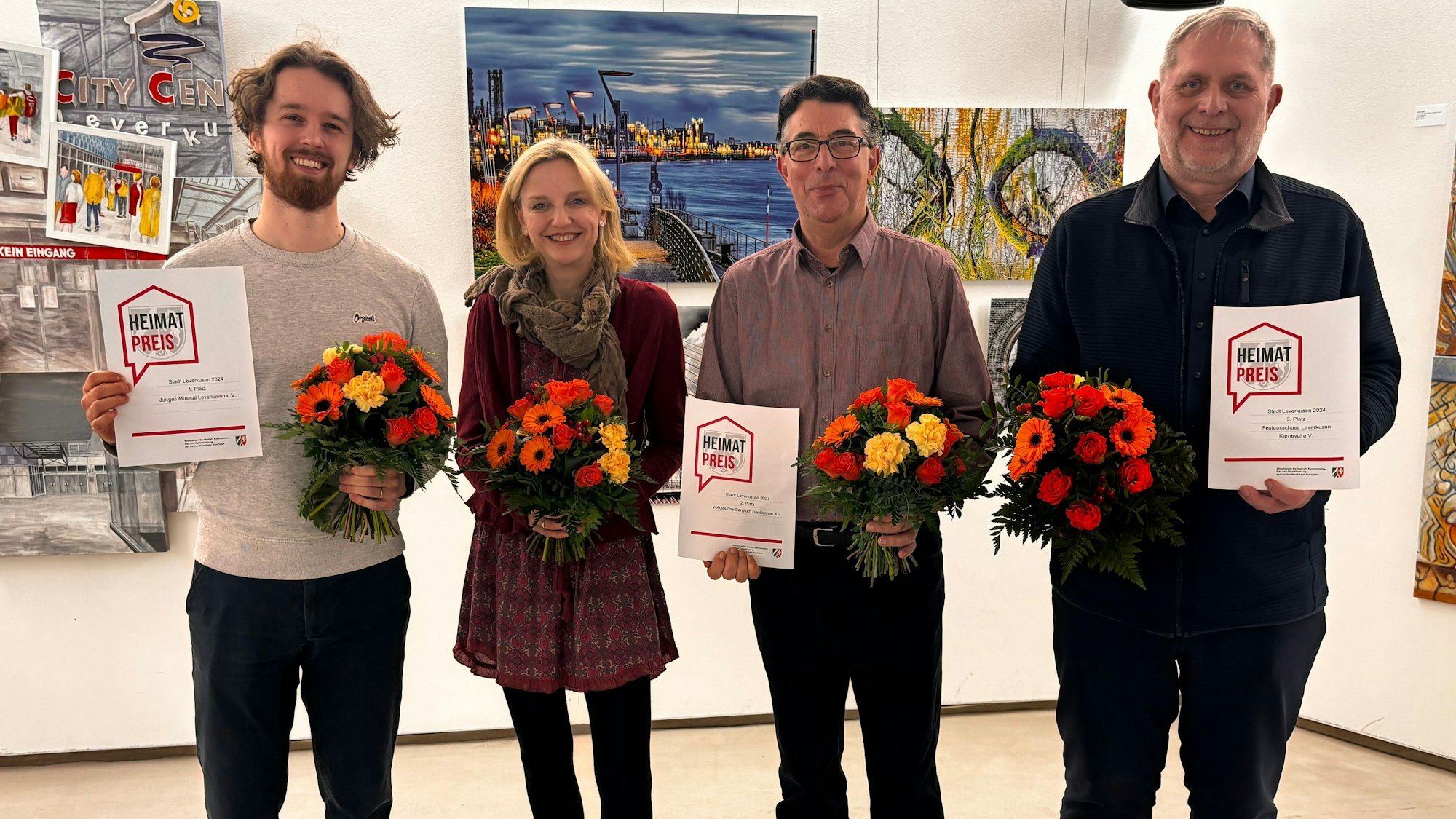 Menschen mit Urkunden und Blumen.