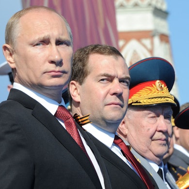 Kremlchef Wladimir Putin (l.) zusammen mit Ex-Präsident Dmitri Medwedew (M.) bei einer Militärparade. Medwedew hat mit wüsten Worten auf ein Interview des ukrainischen Präsidenten Wolodymyr Selenskyj reagiert. (Archivbild)