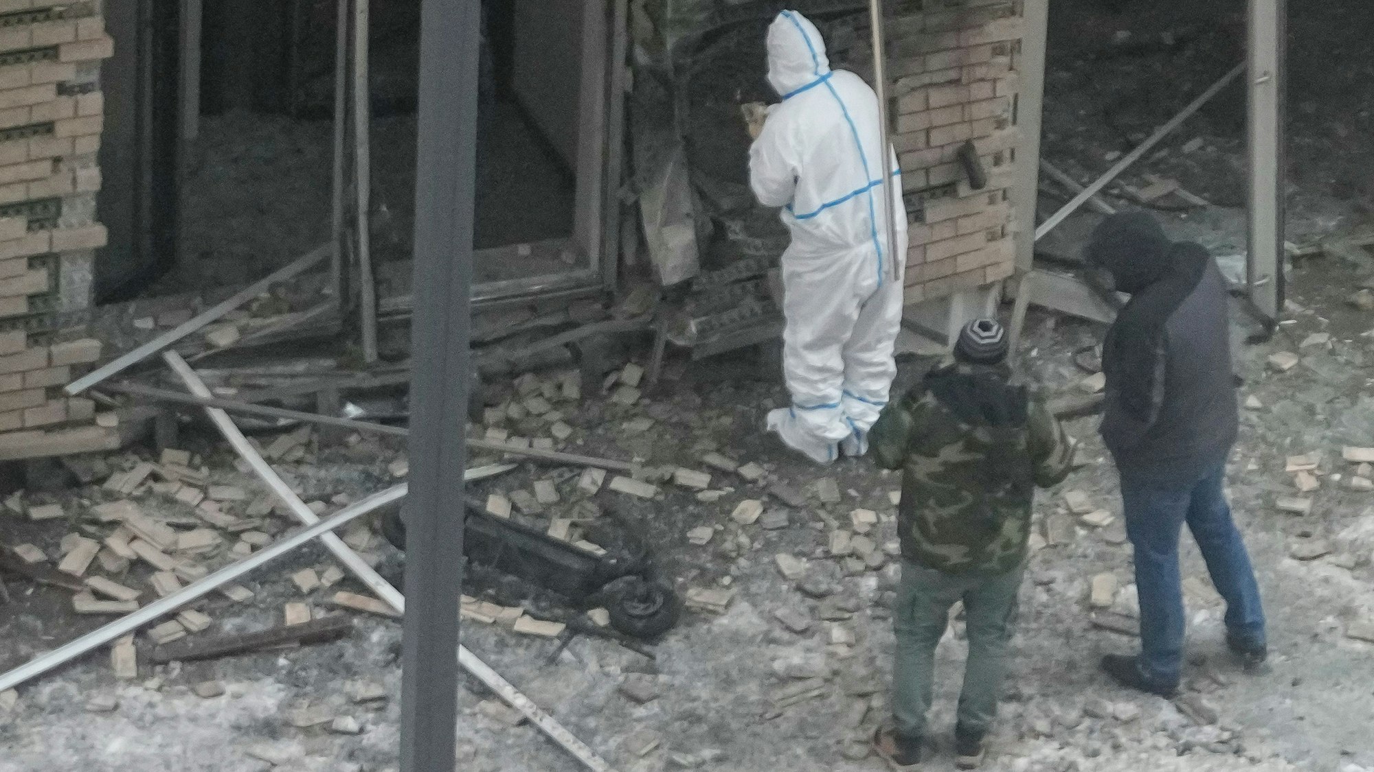 17.12.2024, Russland, Moskau: Ermittler arbeiten neben einem Elektroroller an der Stelle, an der Generalleutnant Kirillow, Leiter der russischen nuklearen, biologischen und chemischen Verteidigungskräfte, und sein Adjudant durch einen Sprengsatz getötet wurden, der in der Nähe eines Wohnblocks in Moskau platziert wurde. Foto: -/AP/dpa +++ dpa-Bildfunk +++