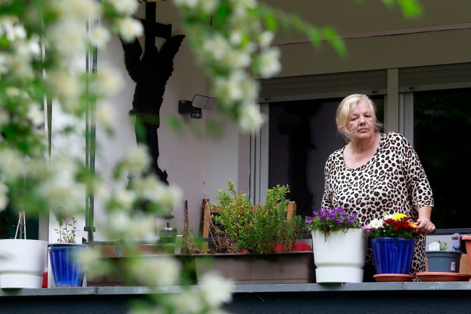 24.05.2024, Köln: Jelena Bayram auf ihrem Balkon in Porz. Als ihre Tochter Deniz an Krebs starb, traf sie im Rentenalter eine schwerwiegende Entscheidung. Sie nahm deren beiden kleinen Kinder bei sich auf und zieht sie seitdem groß. Wie es ist, mit über 65 nochmal Mutter zu werden. Foto: Arton Krasniqi