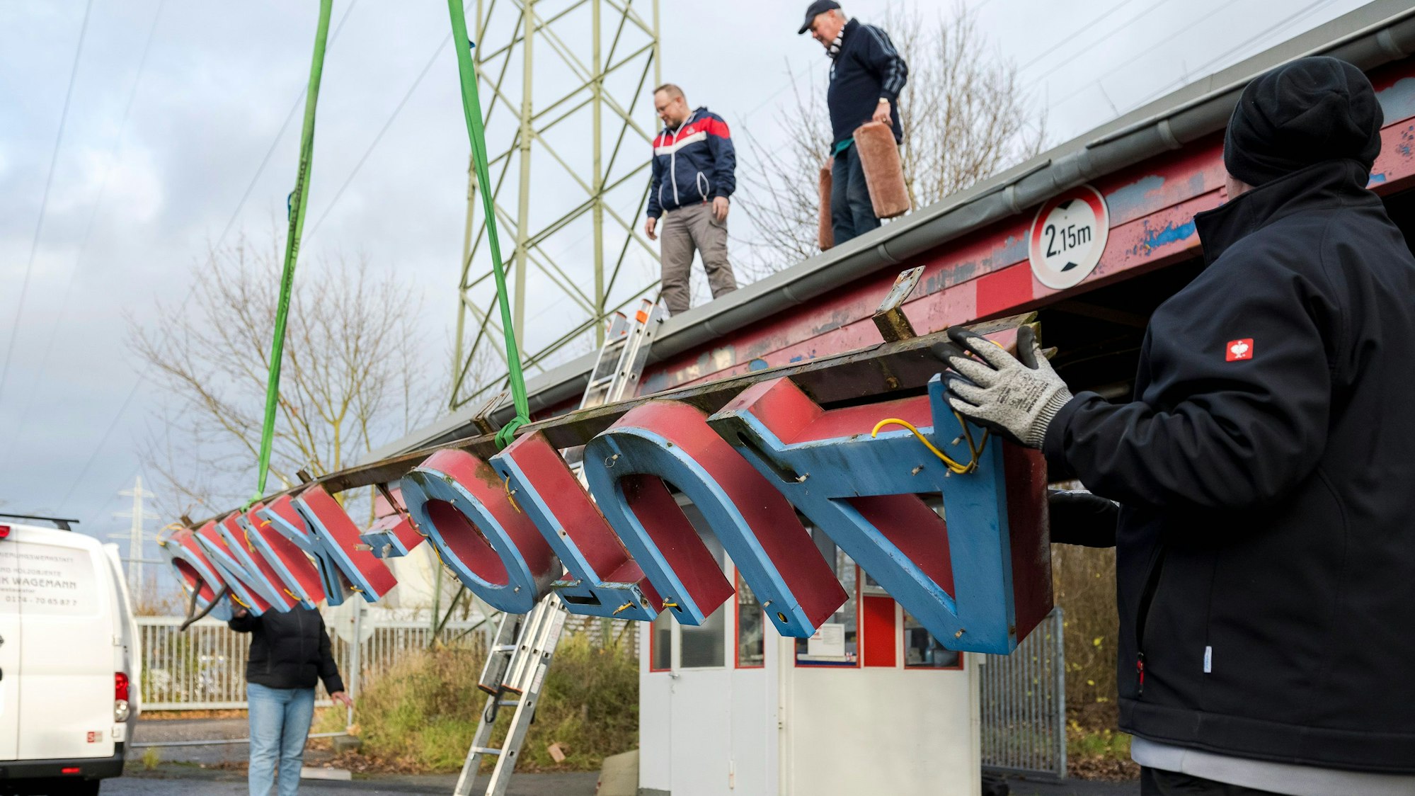 Die Leuchtreklame des alten Autokinos in Porz wurde abmontiert und ins Stadtmuseum gebracht.