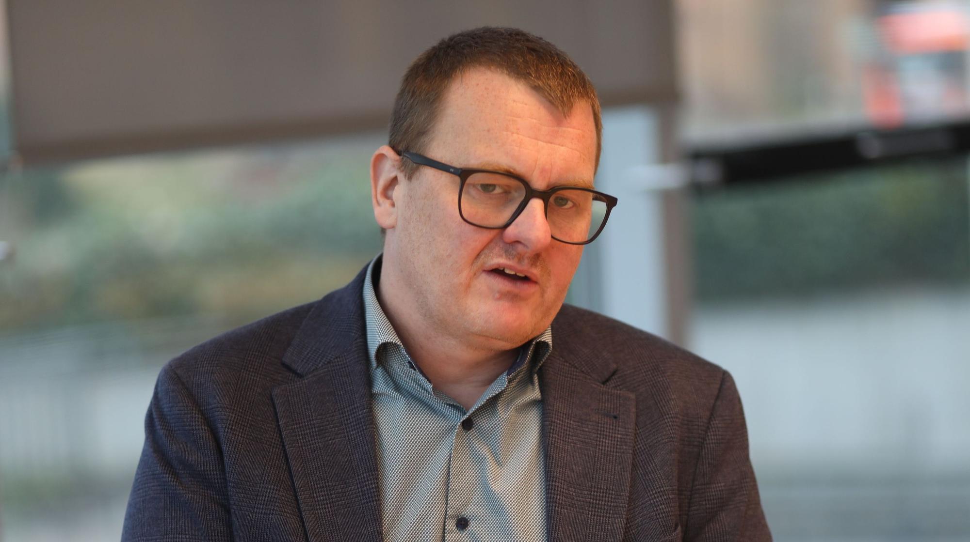 Suchtforscher Daniel Deimel regt an, die leerstehende Kaufhof-Zentrale als Kontaktstelle und Ruhezone für Drogenabhängige zu nutzen.