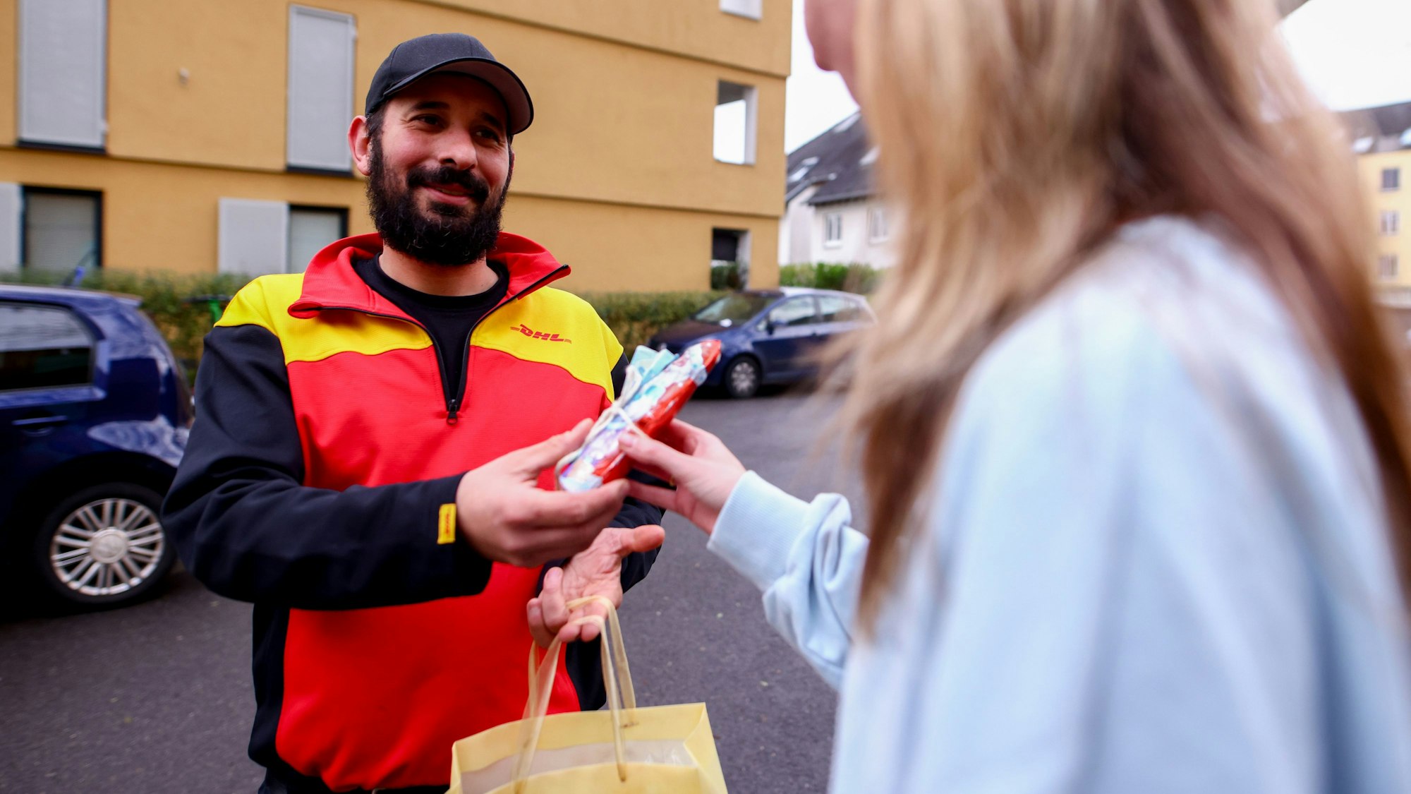 Eine Kundin schenkt Santamaria einen Schokonikolaus zu Weihnachten