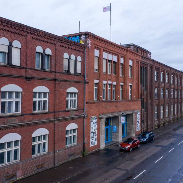 Die ehemalige Hauptverwaltung von Klöckner-Humboldt-Deutz an der Deutz-Mülheimer Straße 147: Den im Bild hinteren Gebäudeteil möchte der Verein Zwischendrin nutzen.