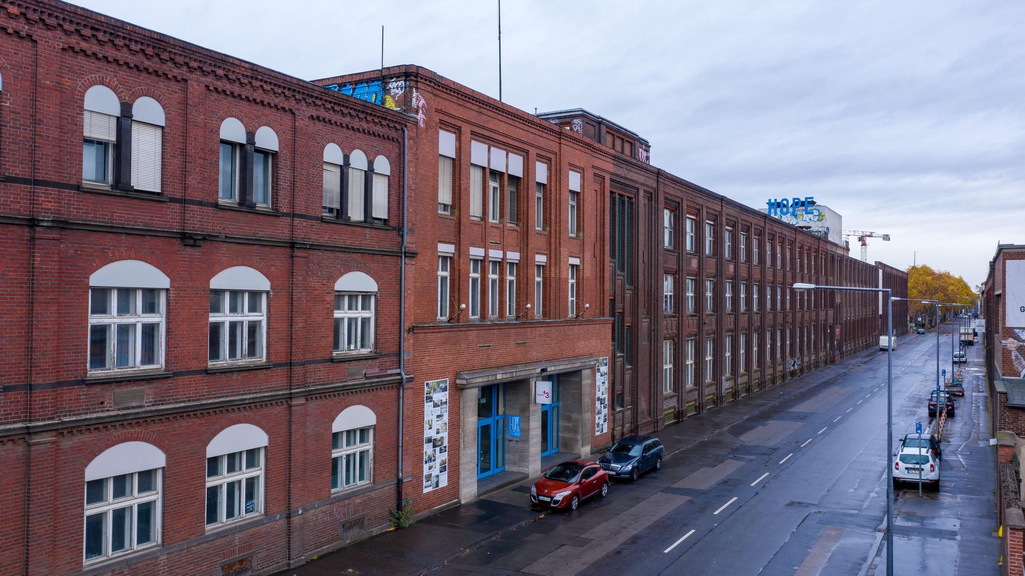 Die ehemalige KHD-Hauptverwaltung an der Deutz-Mülheimer Straße: 20 Prozent hiervon, den im Bild hinteren Teil, will der Verein Zwischendrin mieten.