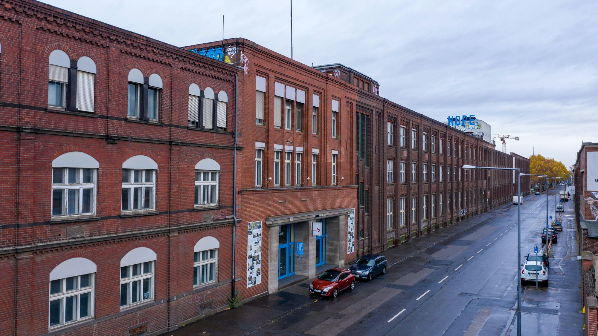 Die ehemalige KHD-Hauptverwaltung an der Deutz-Mülheimer Straße: 20 Prozent hiervon, den im Bild hinteren Teil, will der Verein Zwischendrin mieten.