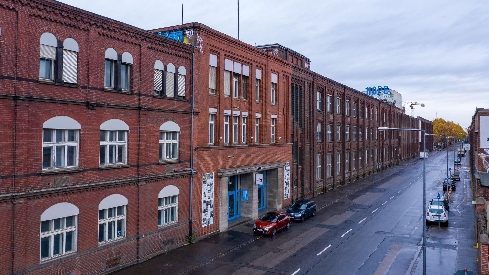 Die ehemalige Hauptverwaltung von Klöckner-Humboldt-Deutz an der Deutz-Mülheimer Straße 147: Den im Bild hinteren Gebäudeteil möchte der Verein Zwischendrin nutzen.