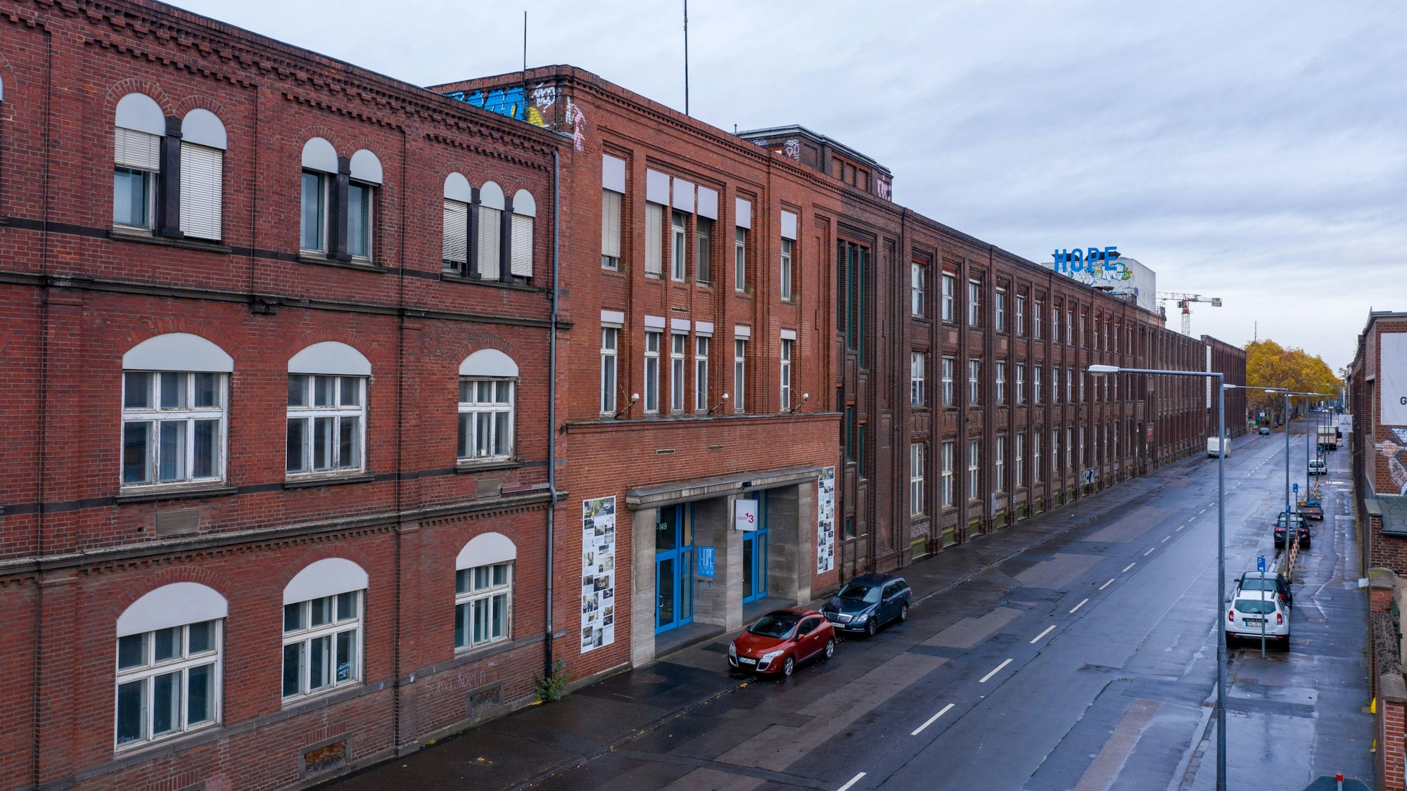 Die ehemalige Hauptverwaltung von Klöckner-Humboldt-Deutz an der Deutz-Mülheimer Straße 147: Den im Bild hinteren Gebäudeteil möchte der Verein Zwischendrin nutzen.