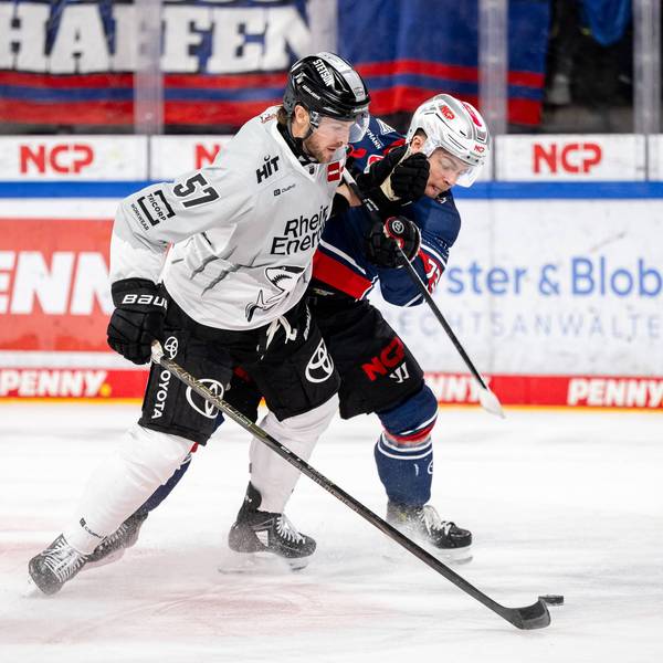 Brady Austin kämpft um den Puck.