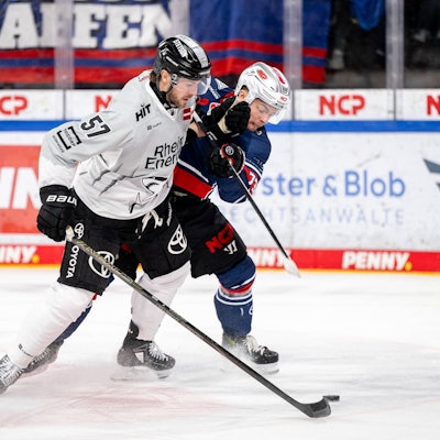 Brady Austin kämpft um den Puck.