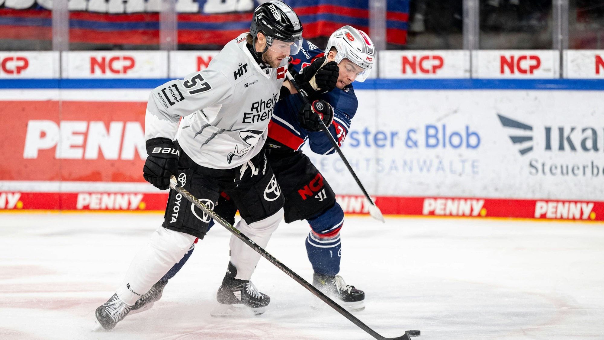 Brady Austin kämpft um den Puck.