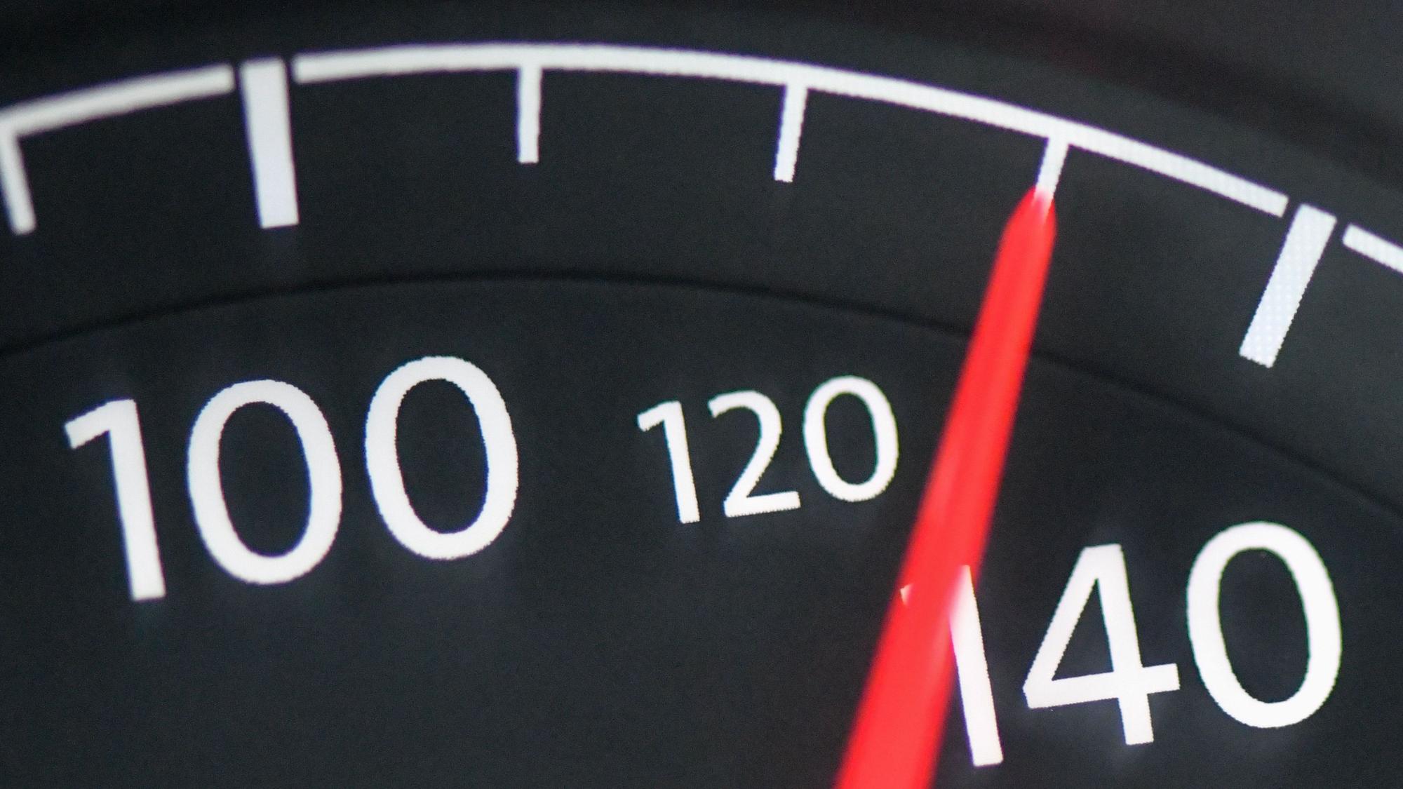 ARCHIV - 21.01.2019, Brandenburg, Jacobsdorf: Der Tacho eines Autos zeigt die Geschwindigkeit von 130 Stundenkilometern an.Die Grünen wollen ein generelles Tempolimit von 130 auf deutschen Autobahnen. (zu dpa: «Grüne für generelles Tempolimit auf Autobahnen») Foto: Patrick Pleul/dpa-Zentralbild/dpa +++ dpa-Bildfunk +++