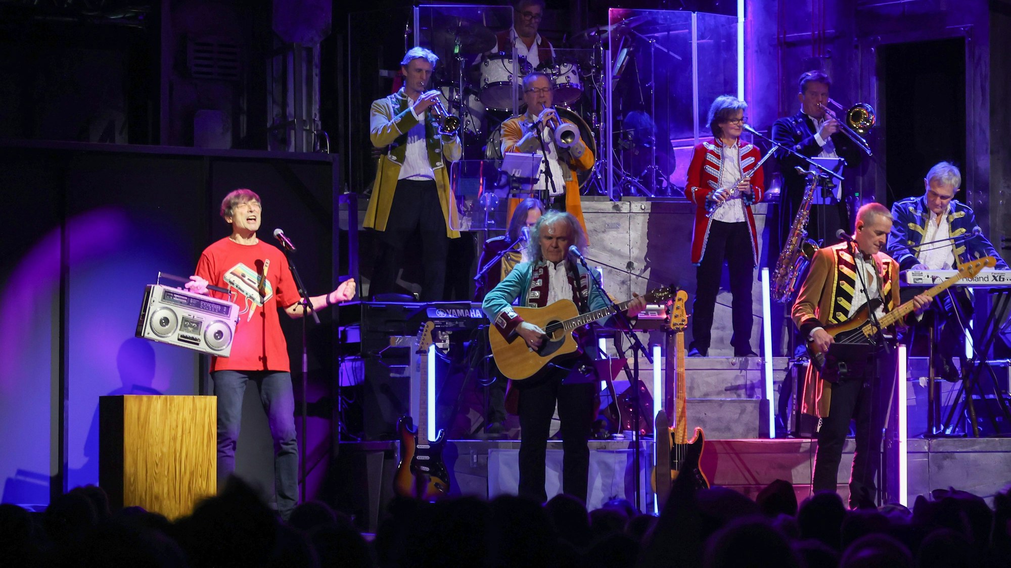 Hausband Köbes Undeground bei dem Song „Kassetten“: Eine Liebeserklärung an den Kassettenrekorder.