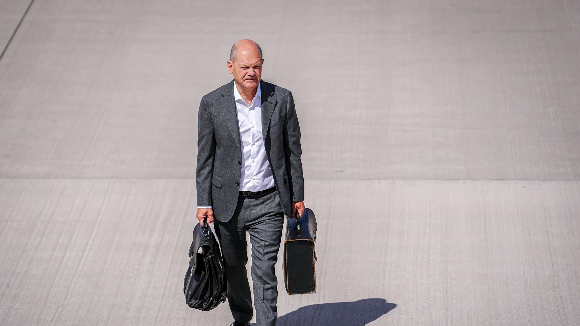 Brandenburg, Schönefeld: Bundeskanzler Olaf Scholz (SPD) geht im August auf dem militärischen Teil des Flughafens BER Berlin Brandenburg zum Airbus der Luftwaffe für den Flug in die Republik Moldau. (Symbolbild)