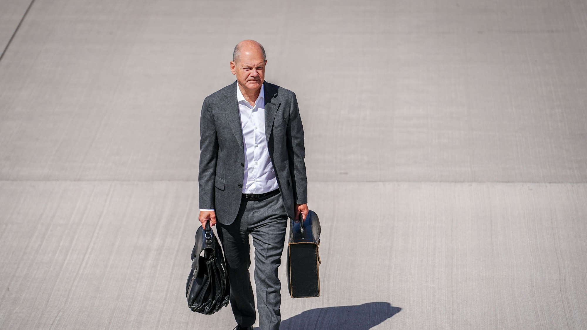 Brandenburg, Schönefeld: Bundeskanzler Olaf Scholz (SPD) geht im August auf dem militärischen Teil des Flughafens BER Berlin Brandenburg zum Airbus der Luftwaffe für den Flug in die Republik Moldau. (Symbolbild)