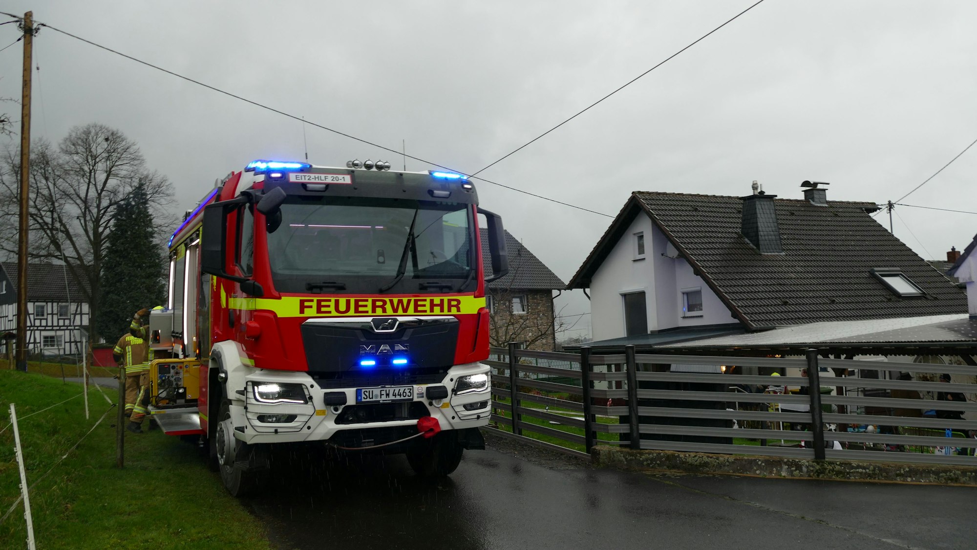 Bei einem Küchenbrand in einem Einfamilienhaus in Eitorf wurden drei Personen verletzt.