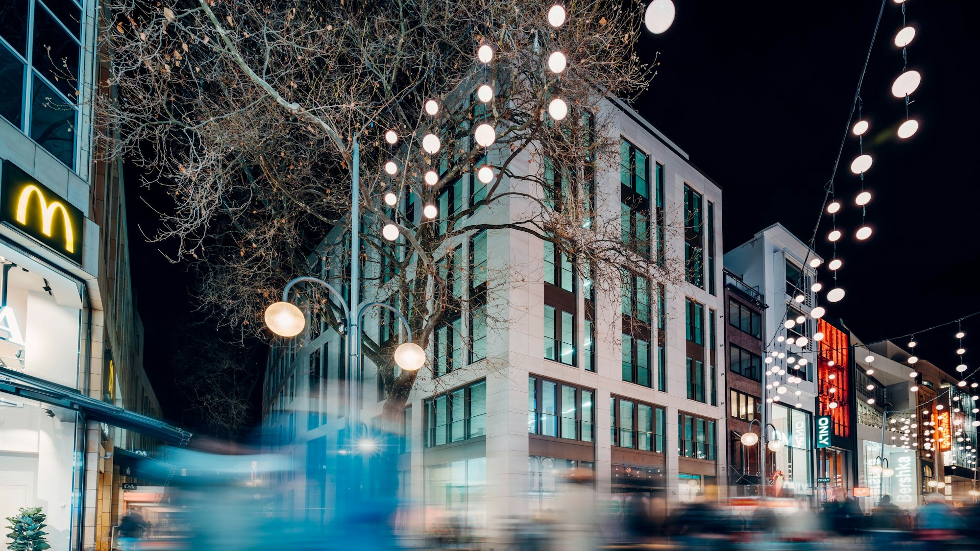 Der Neubau an der Ecke Schildergasse/Herzogstraße ist fertiggestellt.