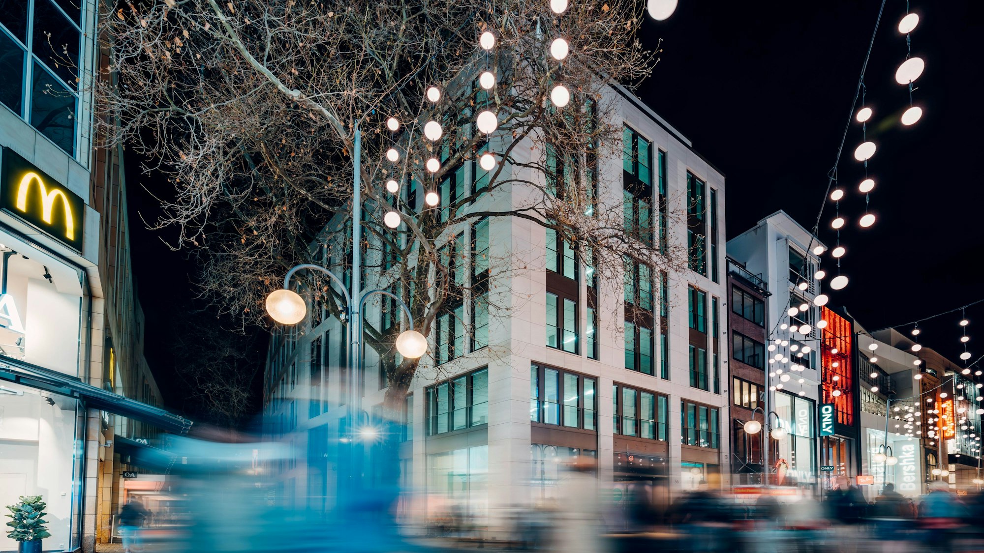 Der Neubau an der Ecke Schildergasse/Herzogstraße ist fertig: Hier zieht Deichmann ein.