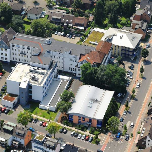 Das Foto zeigt eine Luftaufnahme des Sana-Krankenhauses.