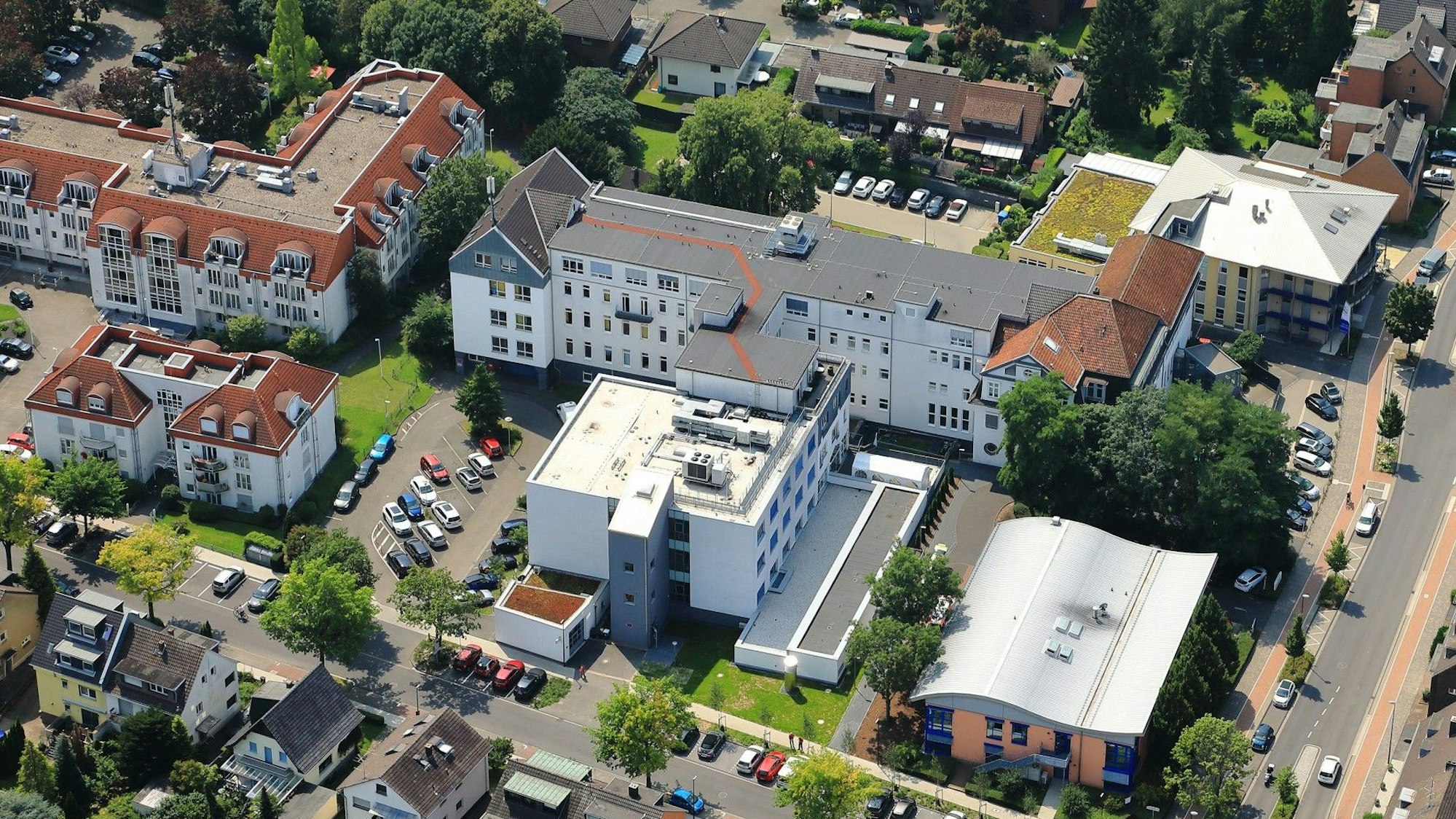 Das Foto zeigt eine Luftaufnahme des Sana-Krankenhauses.