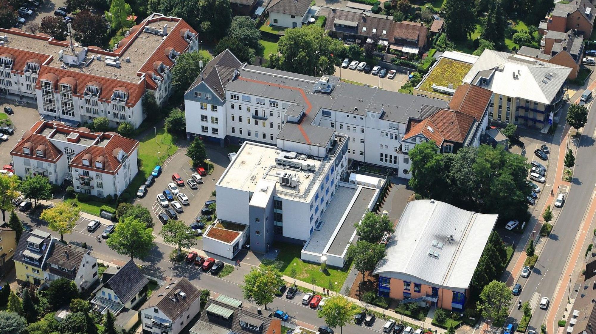 Das Bild zeigt eine Luftaufnahme des Sana-Krankenhauses aus dem Jahr 2021.