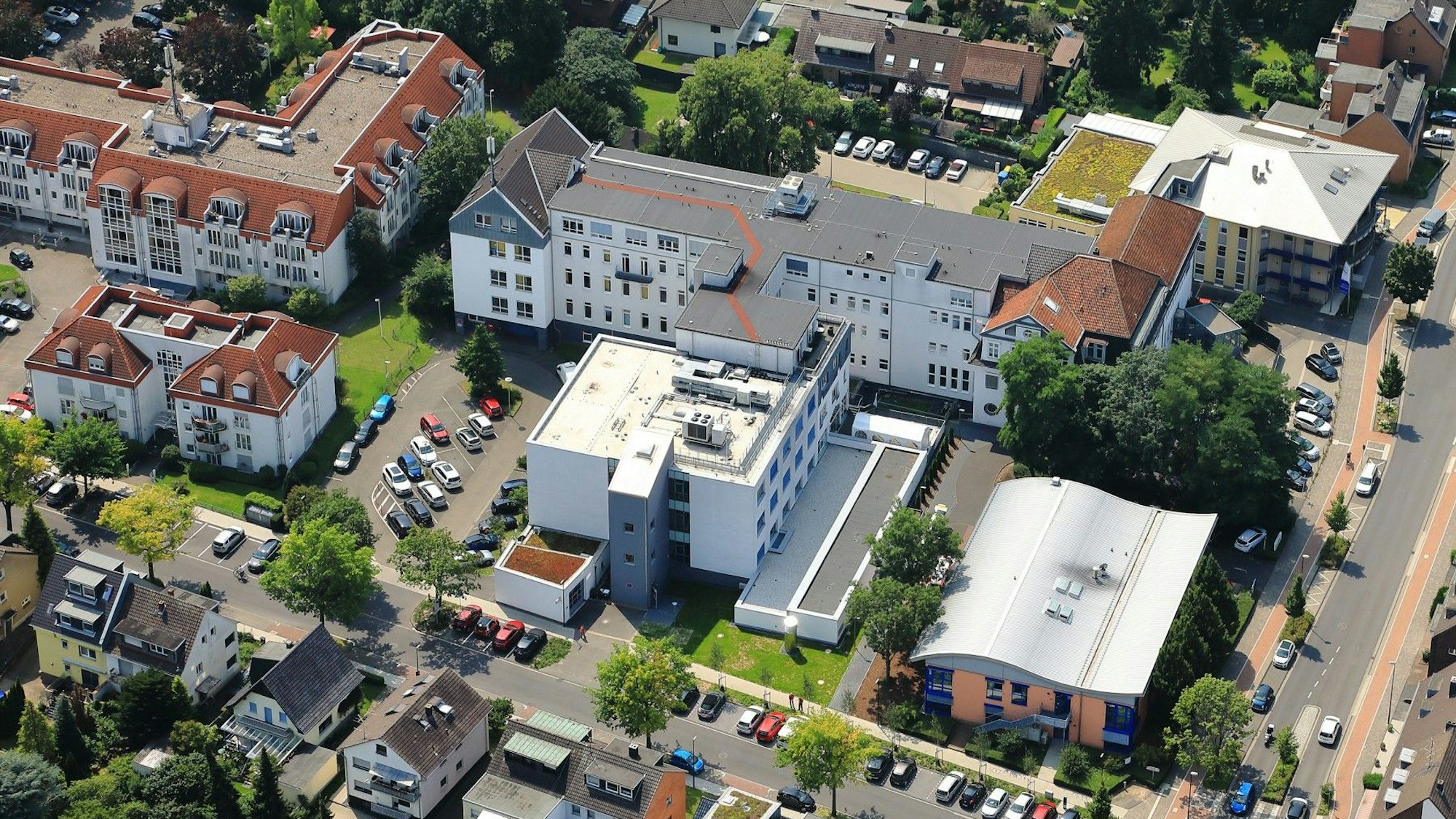 Das Foto zeigt eine Luftaufnahme des Hürther Krankenhauses.