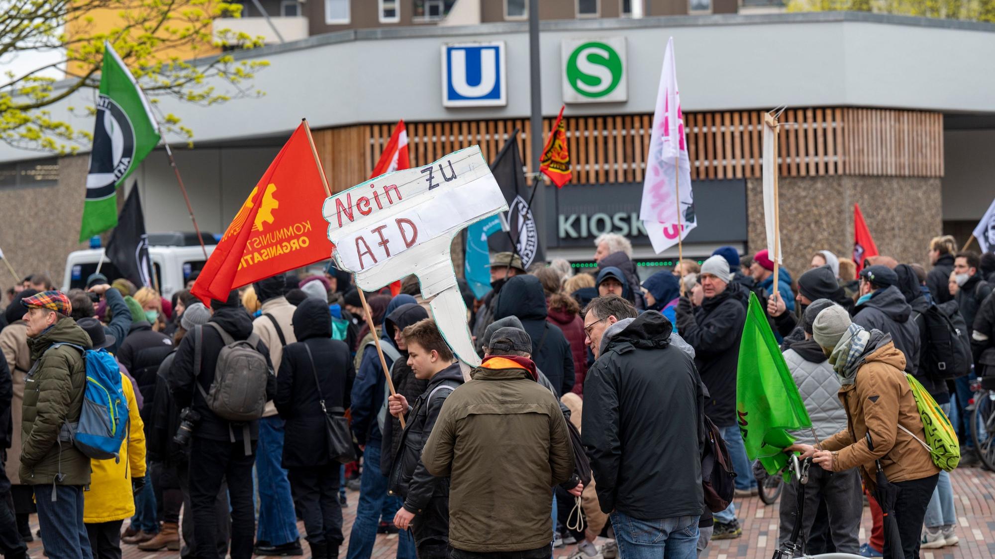 Die Antifa demonstriert gegen den AfD Kreisparteitag in Chorweiler.