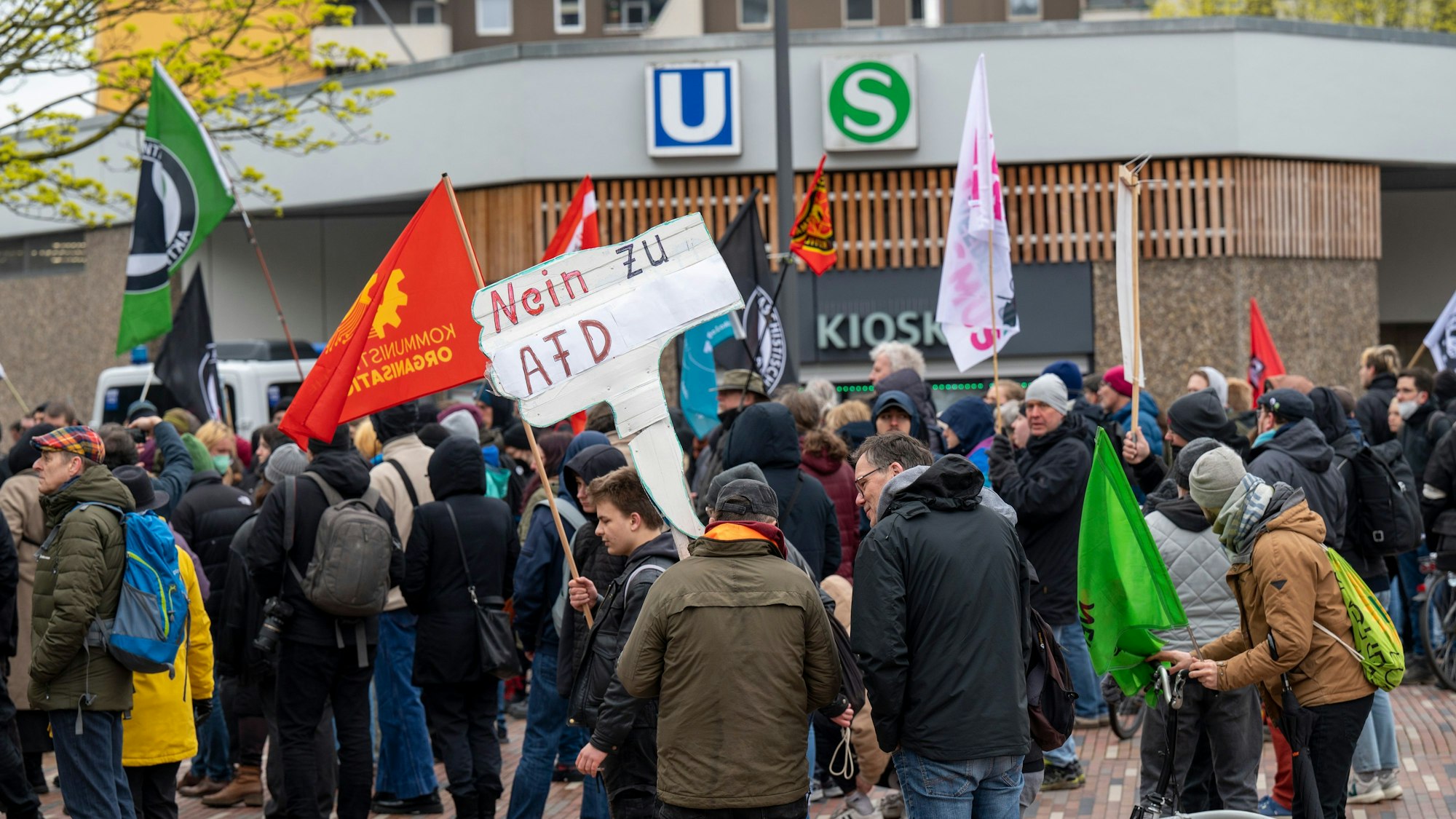 Die Antifa demonstriert gegen den AfD Kreisparteitag in Chorweiler.