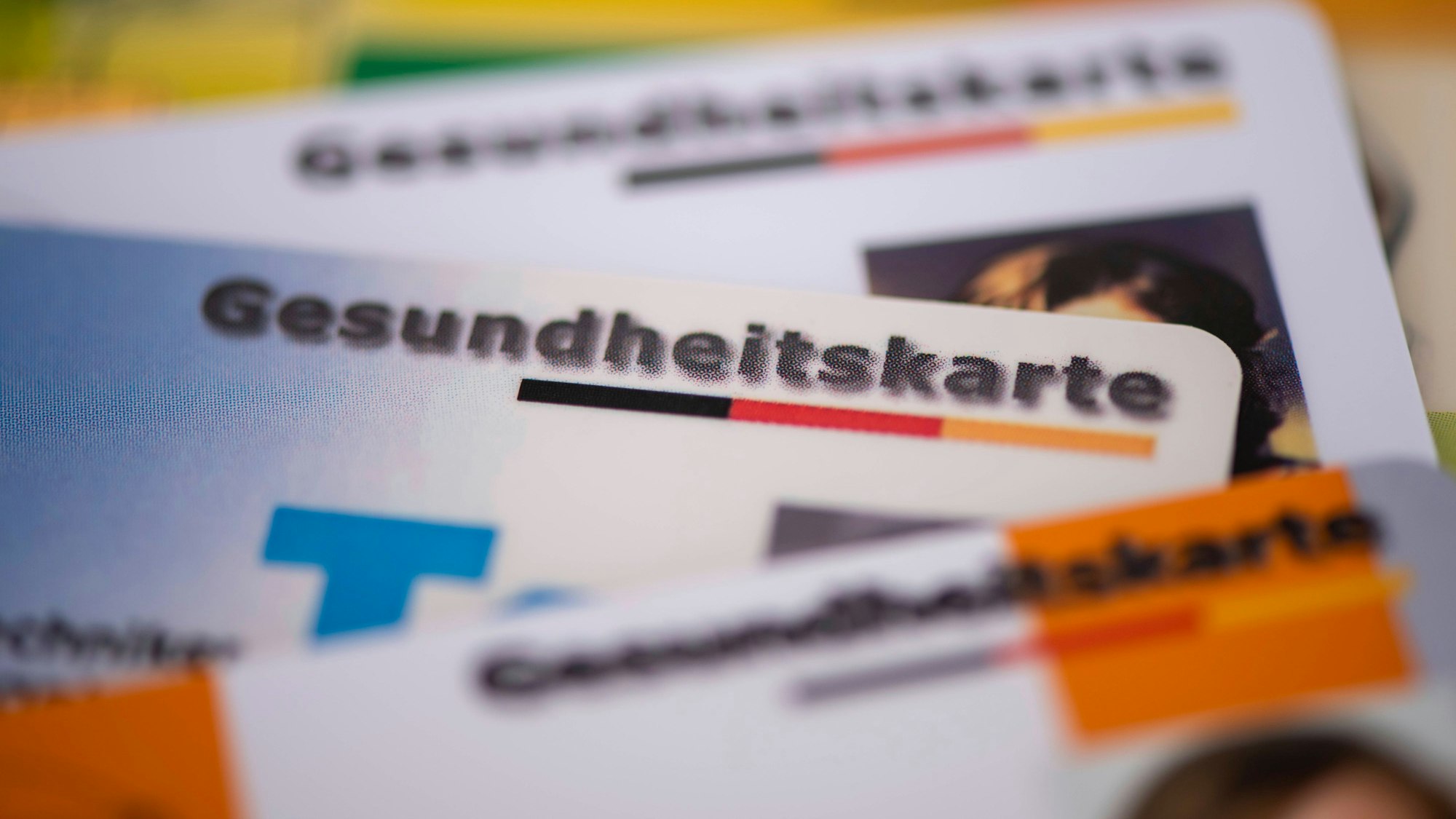 Gesundheitskarte und Krankenkasse Mehrere Gesundheitskarten von verschiedenen Krankenkassen liegen zusammen *** Health card and health insurance company Several health cards from different health insurance companies are together