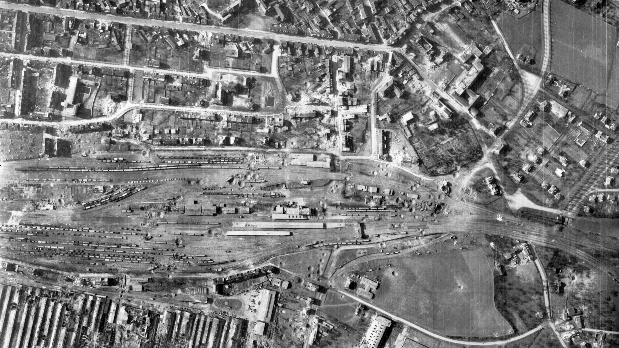 Die Luftaufnahme eines weitestgehend zerstörten Stadtgebiets.