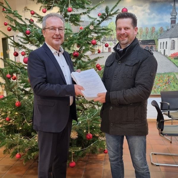 Jan Gutowski überreicht Unterstützungsunterschriften an den Bürgermeister.