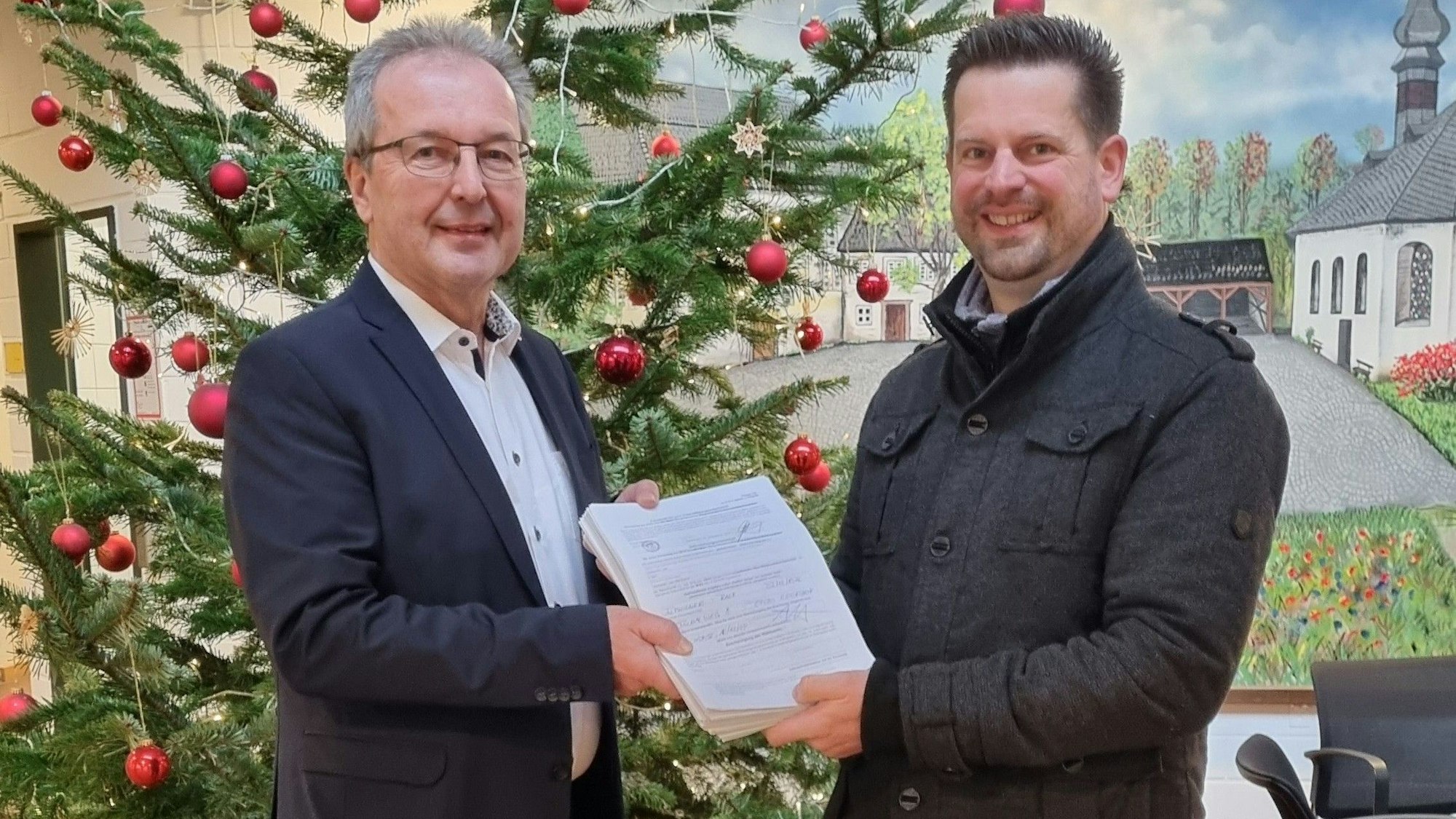 Jan Gutowski überreicht Unterstützungsunterschriften an den Bürgermeister.