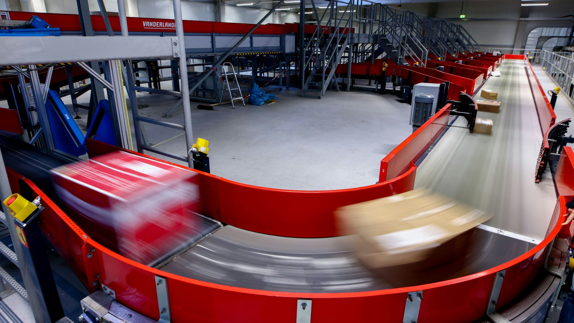 Ein Fließband mit Paketen in der Zustellbasis