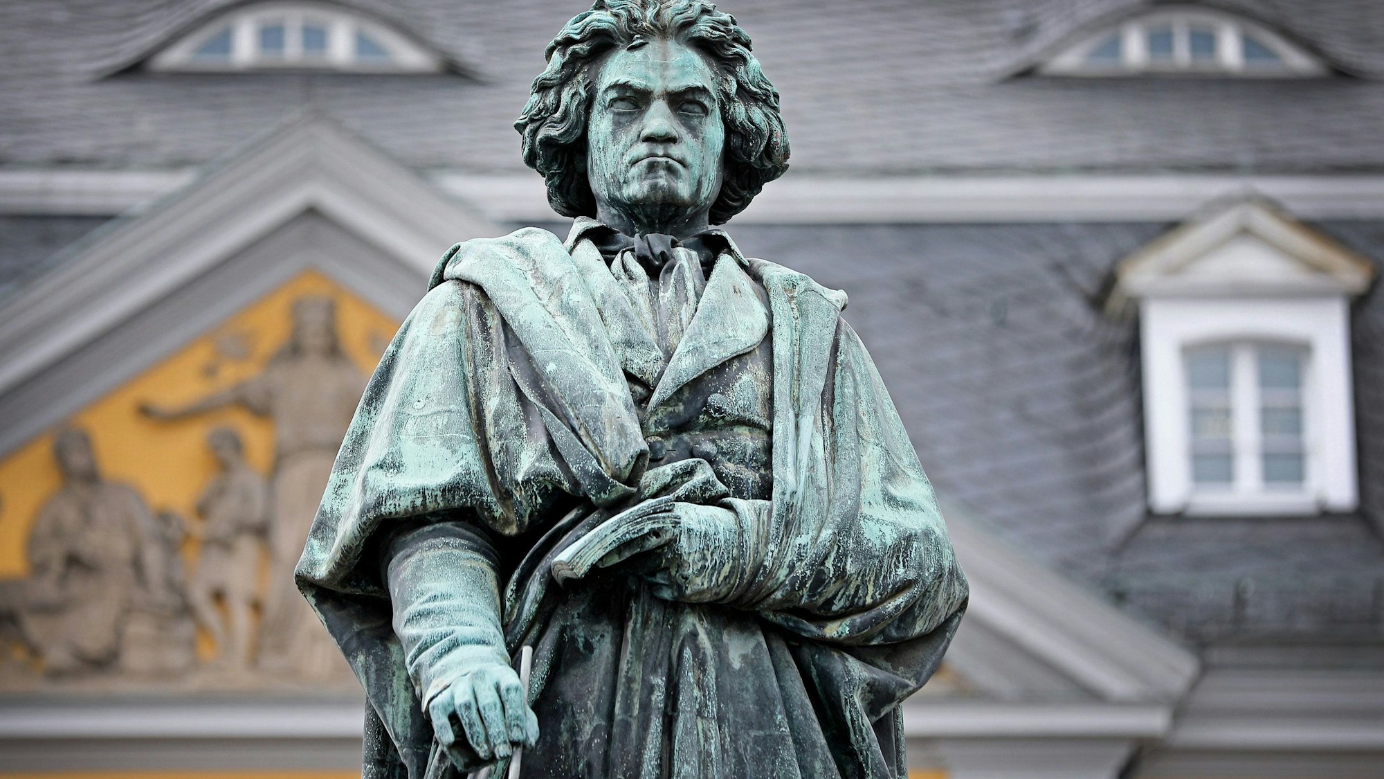 Die Statue des Komponisten Ludwig van Beethoven steht in Bonn. Der Komponist, der in seinen letzten Lebensjahren fast vollständig ertaubt war, hätte mithilfe der heutigen Medizin wahrscheinlich weiter hören können.