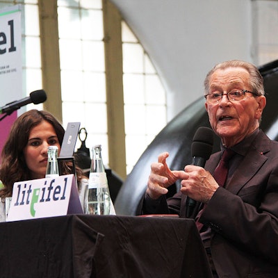 Franz Münterfering bei seiner Lesung im Jugendstilkraftwerk. Hinter ihm eine der mächtigen schwarzen Turbinen für die Energiegewinnung.