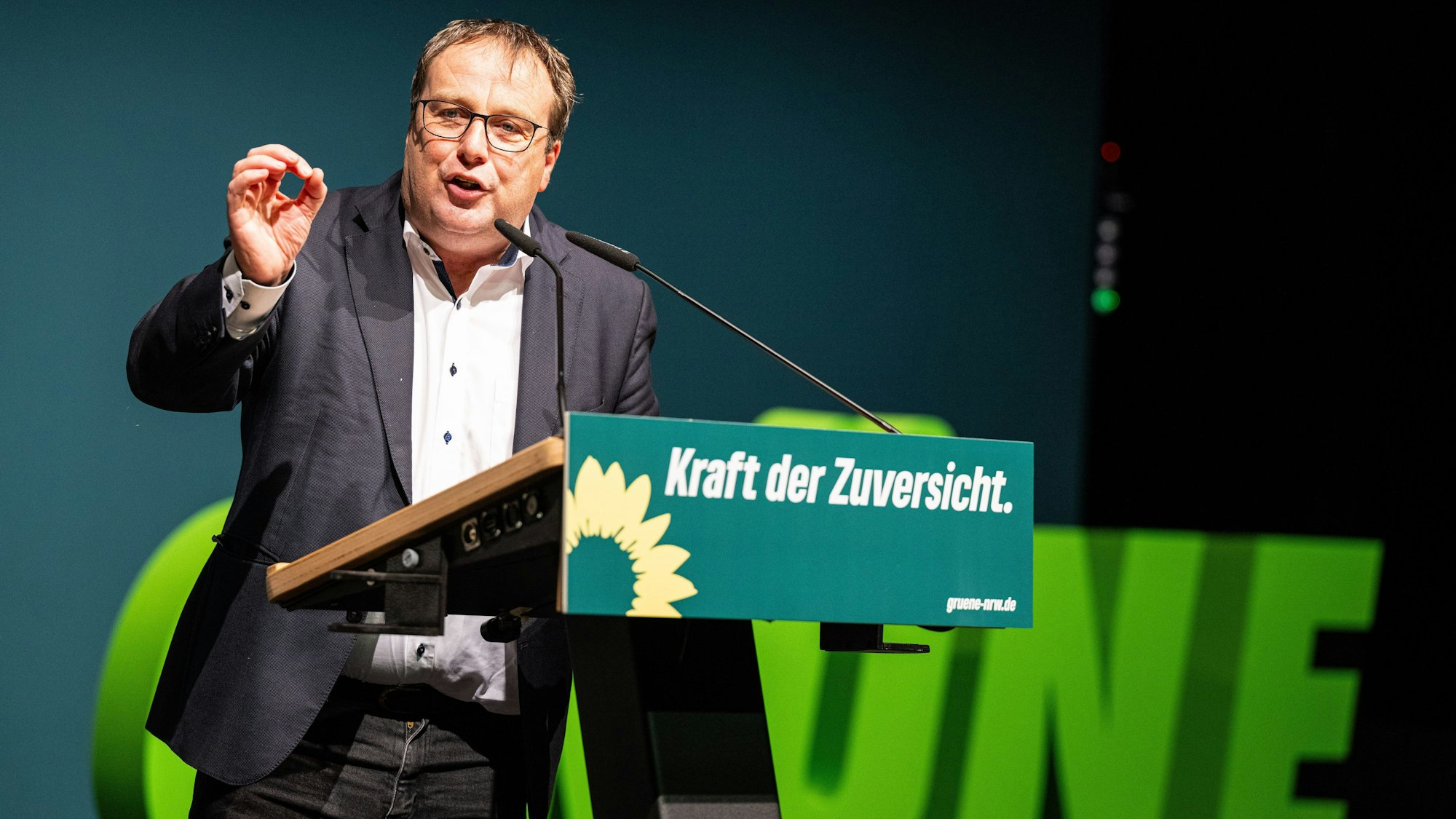 Oliver Krischer, (Bündnis 90/Die Grünen), Minister für Umwelt, Naturschutz und Verkehr des Landes Nordrhein-Westfalen schwärmt von der „Green Economy“