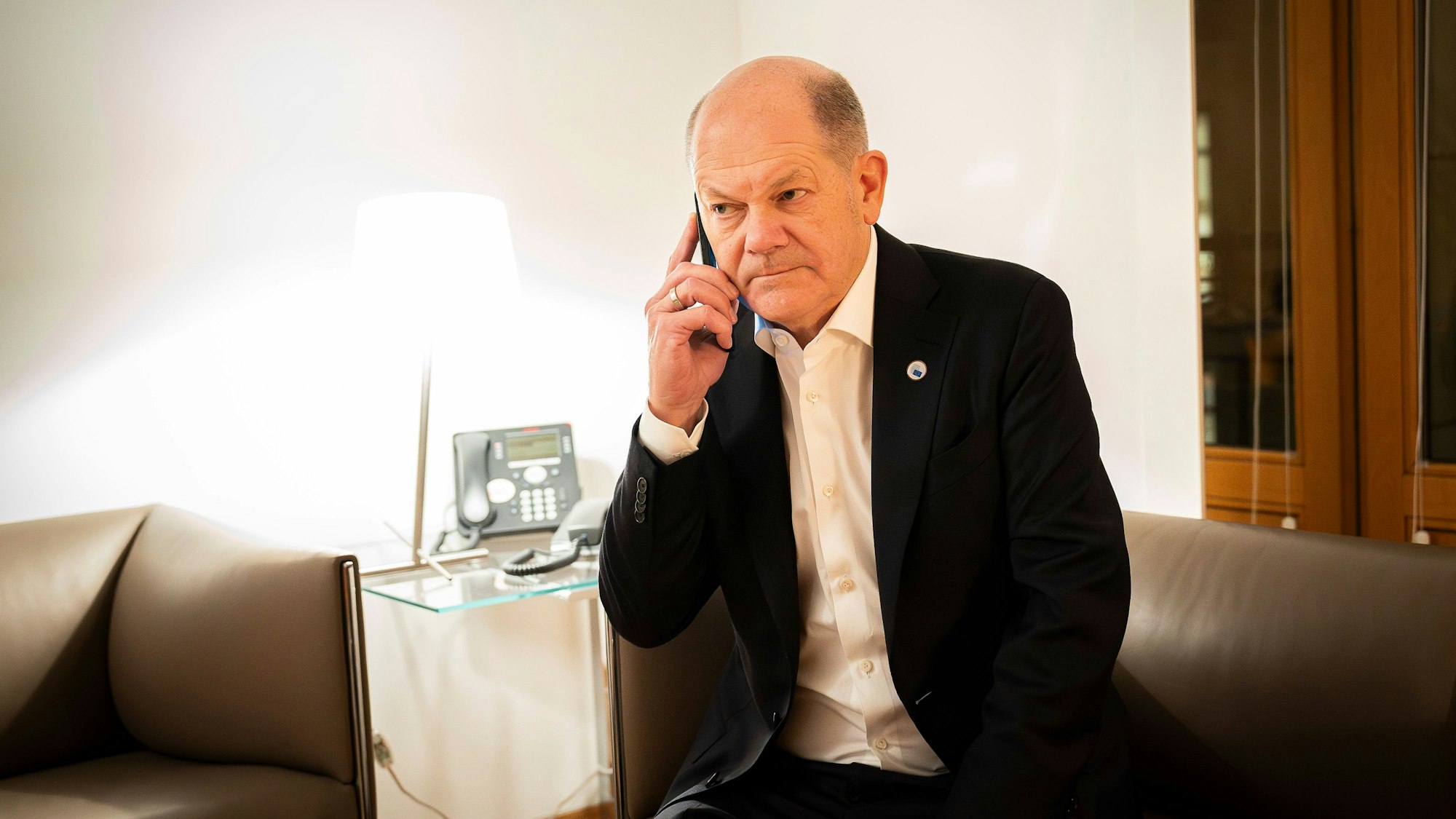Bundeskanzler Olaf Scholz (SPD) bei einem Telefonat am Rande des EU-Gipfels mit dem künftigen US-Präsidenten Donald Trump.