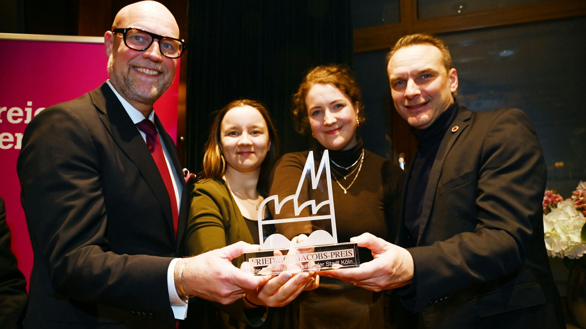 Verleihung des Friedrich-Jakobs-Preis an Viktoria Köln mit Volker Görzel, Lea Schmitz, Chantal Schalla, Holger Kirsch.