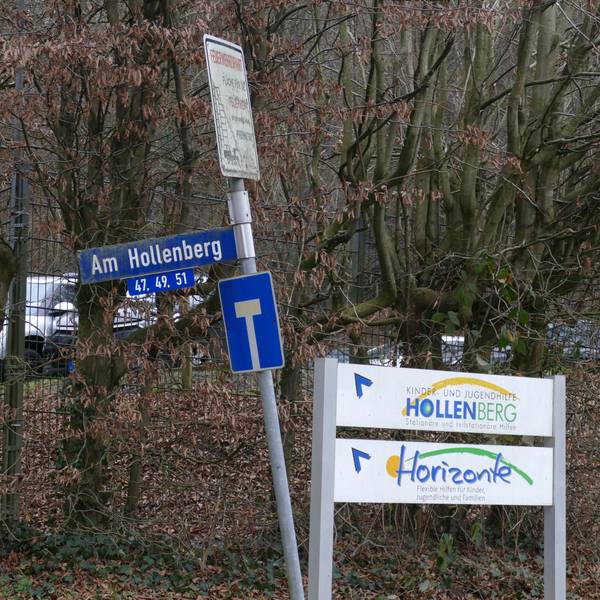 Zwei Schilder weisen auf eine Einrichtung hin.