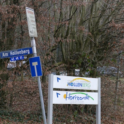 Das Schild der Kinder- und Jugendhilfe Hollenberg in Lohmar. In der Nähe der Einrichtung wohnte der verurteilte Sexualstraftäter, der bereits eine Jugendliche ansprach und damit offenbar gegen seine Führungsauflagen verstieß.