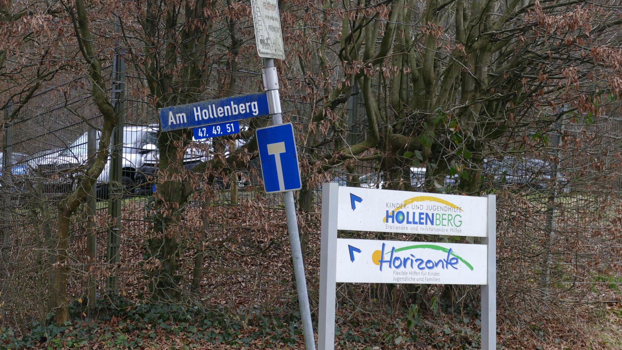 Das Schild der Kinder- und Jugendhilfe Hollenberg in Lohmar. In der Nähe der Einrichtung wohnte der verurteilte Sexualstraftäter, der bereits eine Jugendliche ansprach und damit offenbar gegen seine Führungsauflagen verstieß.