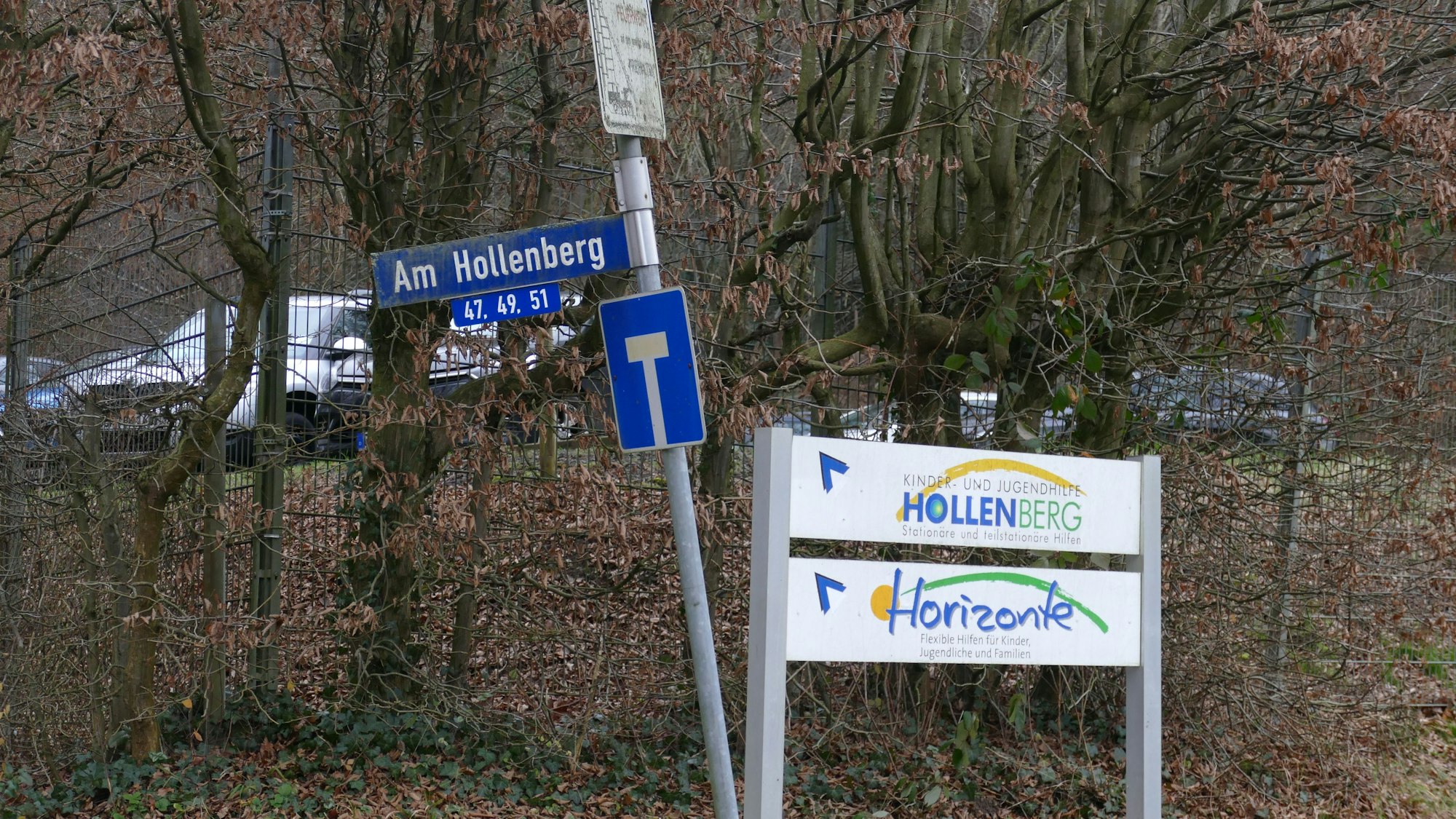 Das Schild der Kinder- und Jugendhilfe Hollenberg in Lohmar, in deren Nähe sich der Angeklagte herumtrieb.