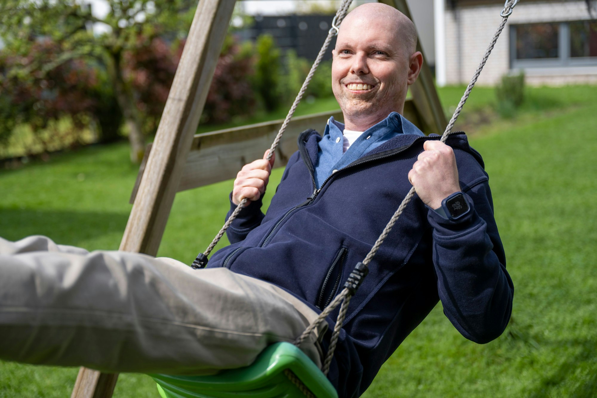 Dominik Bernauer kämpft gegen den Blutkrebs. Im Bild sitzt er lachend auf einer Schaukel.