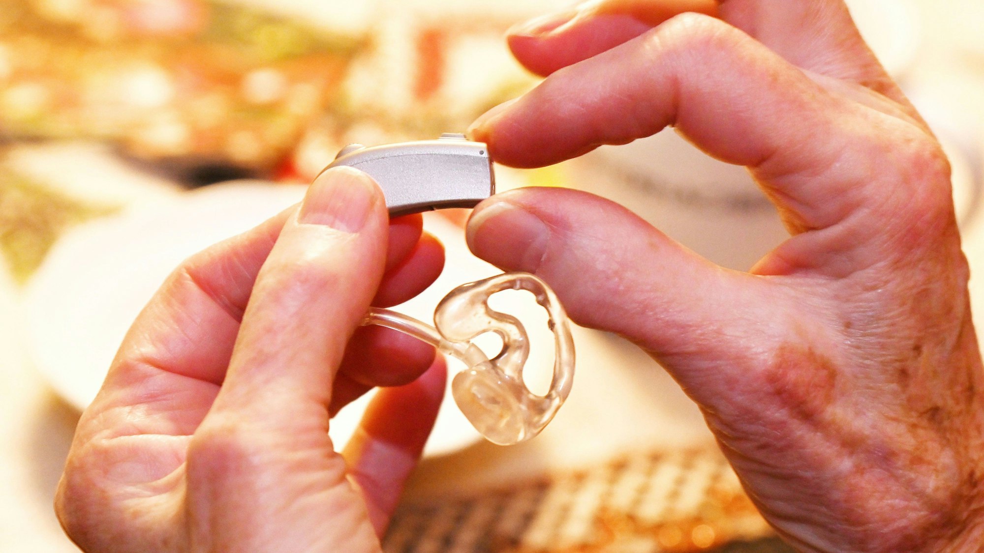 Das Hörgerät trägt Katharena S. an ihrem rechten Ohr.