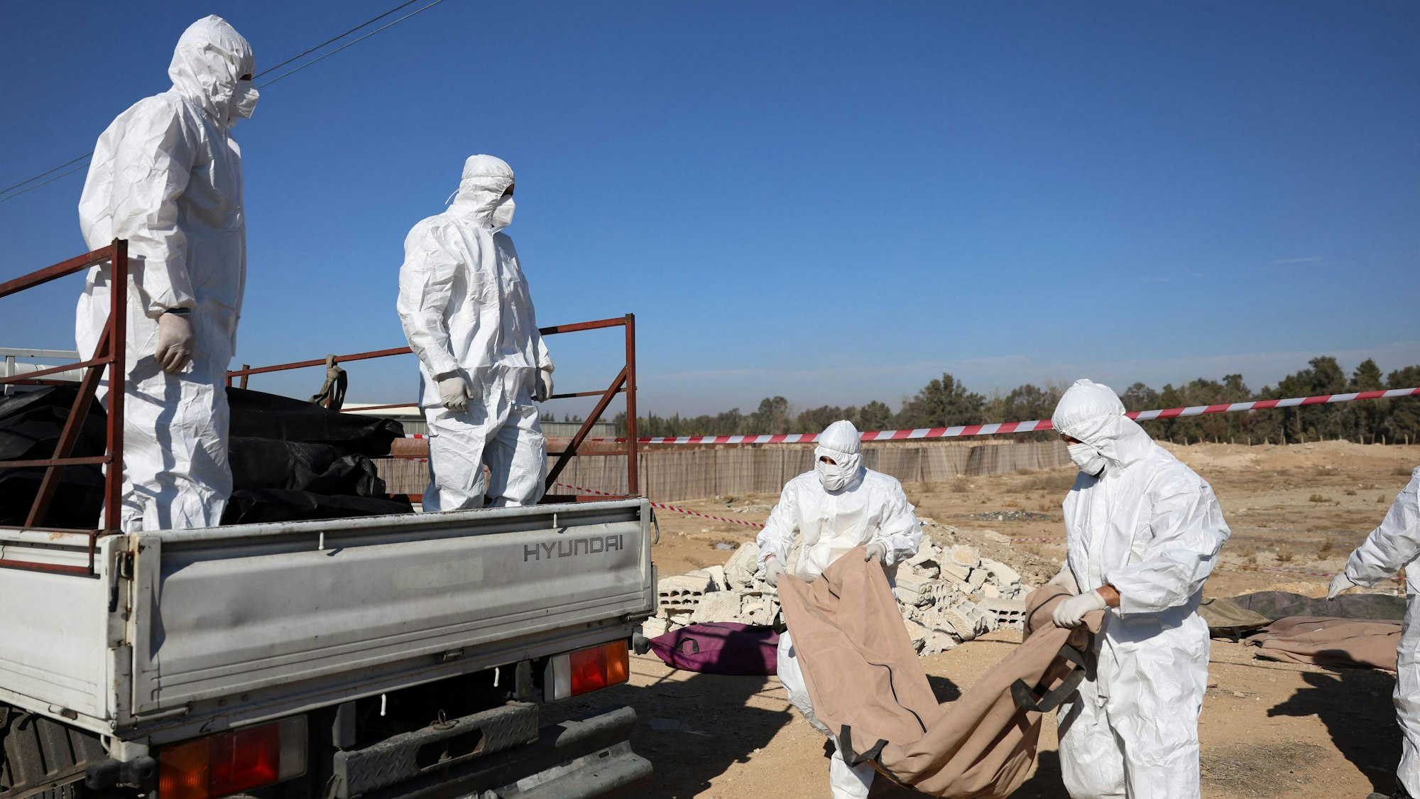 Aus einem Massengrab nahe Damaskus werden nach dem Sturz von Diktator Baschar Al-Assad in Syrien Leichen geborgen.